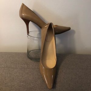 Tan patent leather pumps 7.5